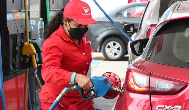 Las gasolinas regular y de 84 octanos  bajaron S/0,28 por galón hasta los S/9,90 y S/8,79, respectivamente.  Foto: Andina