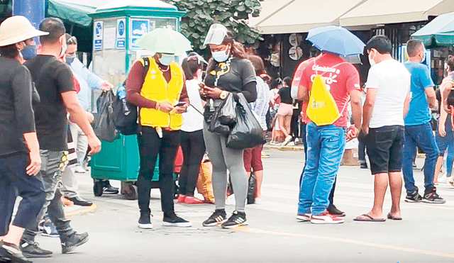 Venta de líneas. Ciudadanos compran chips en plena vía, sin pensar en el peligro que corre su información personal.  Foto: difusión