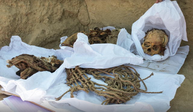 Los restos de una momia preincaica fue hallada en el sitio arqueológico de Cajamarquilla, Perú.  Foto: AFP