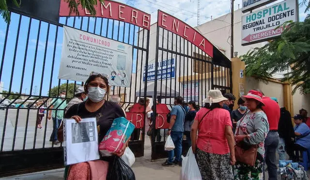 La familia expresó su preocupación por el estado de salud del obrero, quien recibe atención en el Hospital Regional de Trujillo. Foto: Sergio Verde/La República