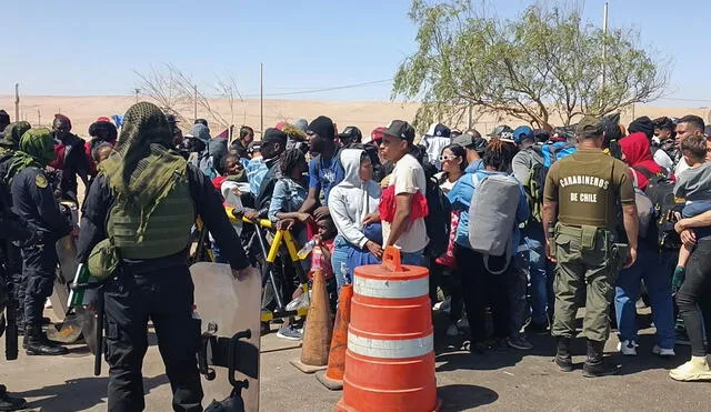 Enfrentamiento. Extranjeros que pretenden ingresar a Perú para seguir camino a sus paises de origen, ayer tuvieron una gresca con la policía. Foto: La República