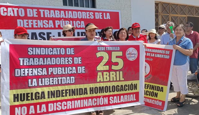 Defensores públicos en frontis de su local. Foto: La República