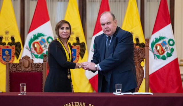 Fiscal de la Nación recibió la medalla de Lima de manos de López Aliaga, investigado por lavado de activos. Foto: MML