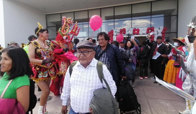 Con baile. Recibieron a pasajeros que llegaron a Puno.  Foto: La República