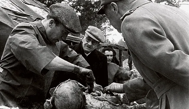 Exhumación. Fotografía de archivos secretos de la URSS, en ella se ve la disección de los restos de ofi ciales polacos en 1943. Foto: difusión