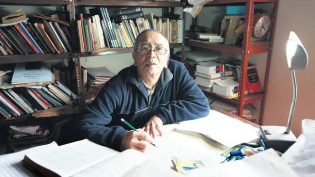 Memoria. Augusto Higa Oshiro, cuando estaba en sus tareas de escritor, en su biblioteca. Foto: La República