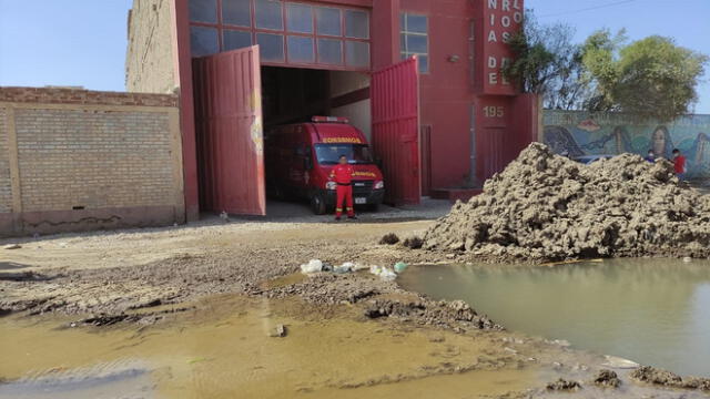 Emergencia. Hombres de rojo necesitan apoyo en su pedido. Foto: Emmanuel Moreno