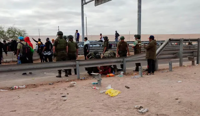 Los migrantes realizan un bloqueo de la vía. Foto: Difusión. Video: América TV