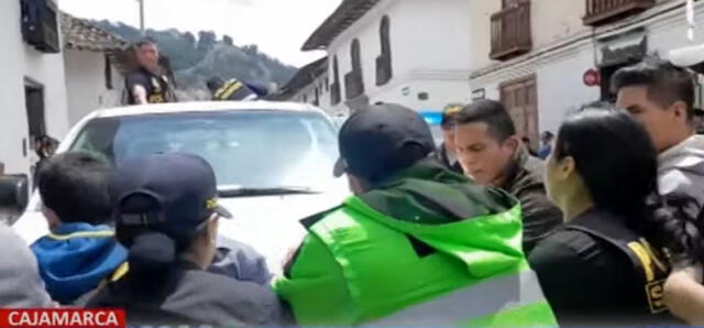 Los ronderos impidieron el traslado de los sujetos en el patrullero. Foto: captura de video/Panamericana - Video: Cajamarca Noticiosa