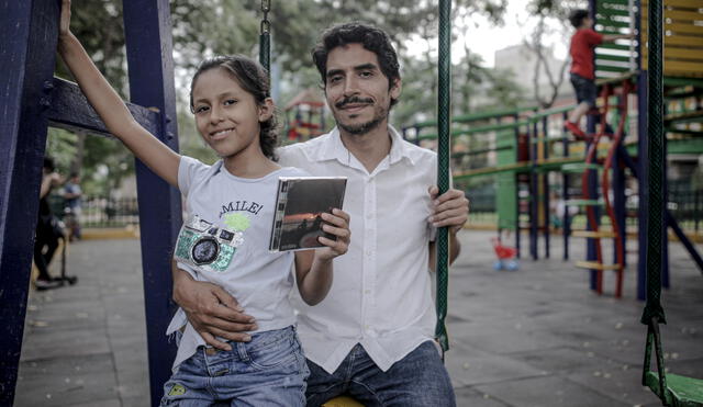 La pequeña Ana Paula y su papá Julio Aldana en un parque muestran el disco Triage, que está a la venta al 940161915. Foto: John Reyes/La República
