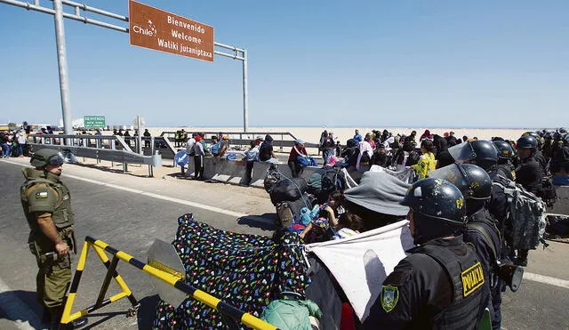 Tensión. Gobiernos de Chile y Perú solo priorizaron reforzar la seguridad fronteriza, sin adoptar medidas nítidas desde el enfoque humanitario. Y el régimen de Venezuela actúa con desdén. Foto: EFE