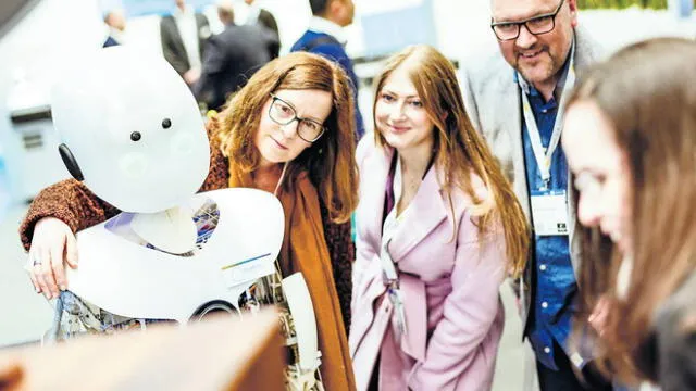 Encuentro. Un robot interactúa con los visitantes en la feria de tecnología de Hannover, en Alemania, en abril de este año. Foto: AFP