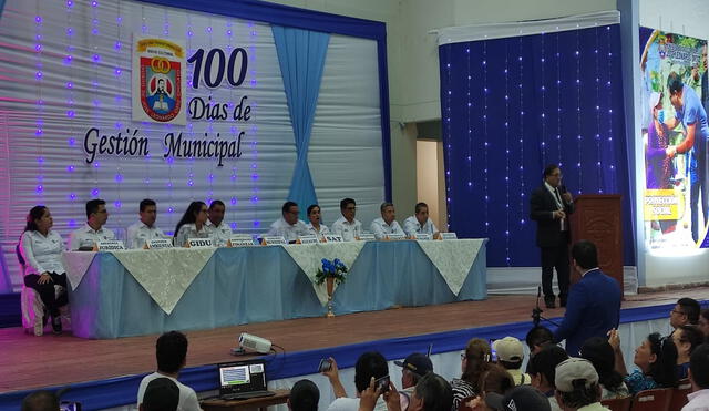 Alcalde Elber Requejo realizó audiencia para informar sus primeros cien días frente al municipio. Foto; Municipio JLO