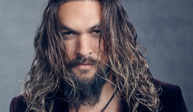 Jason Momoa realizó maniobras en bicicleta sin usar ninguna prenda. Foto: Composición LR / Men's Health - Video: Men's Health