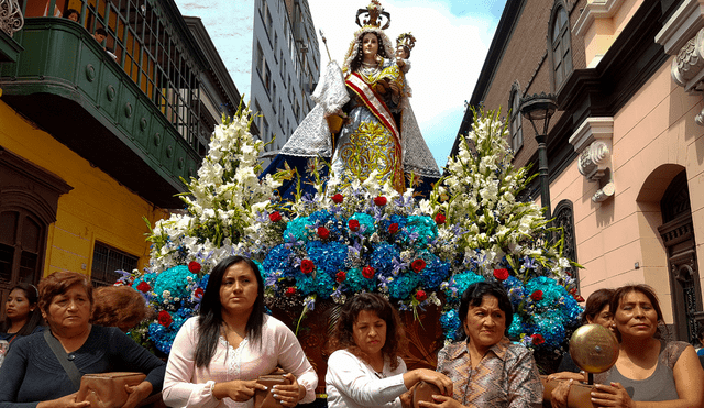 Miles de fieles acompañan cada año la procesión en homenaje a la virgen de Chapi. Foto: La República