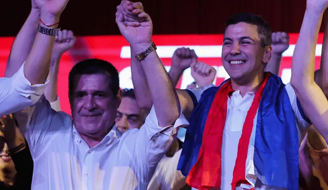 El presidente electo del Partido Colorado, Santiago Peña, celebra junto a Horacio Cartes. Foto: EFE