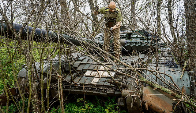 Camuflaje. Militar ucraniano prepara tanque en Bakhmut. Foto: AFP