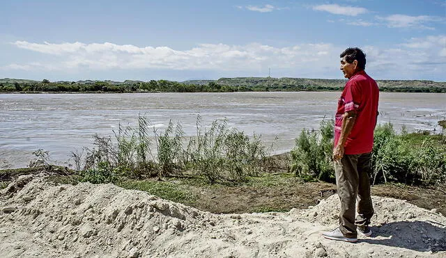 Preocupación. El nivel de las aguas del río Chira aumentó con la rotura del dique 1020. Ha llegado a inundar tierras de cultivo, pero hay temor de que el desborde también alcance a los caseríos. Foto: Malú Ramahí