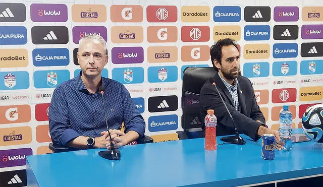 Presente. Tiago Nunes y Joel Raffo, presidente de Sporting Cristal, estuvieron al frente durante la conferencia de prensa. Foto: difusión