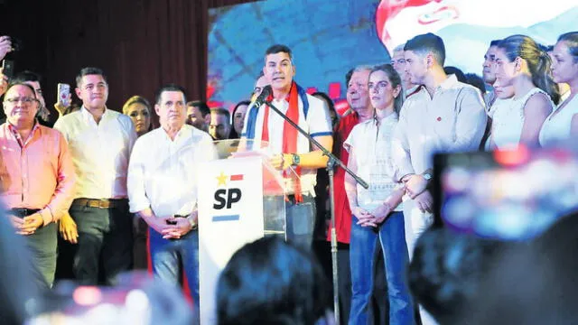 Triunfo colorado. El presidente electo del Partido Colorado, Santiago Peña (centro), desde su sede de campaña llamó a la unidad de los paraguayos. Foto: EFE