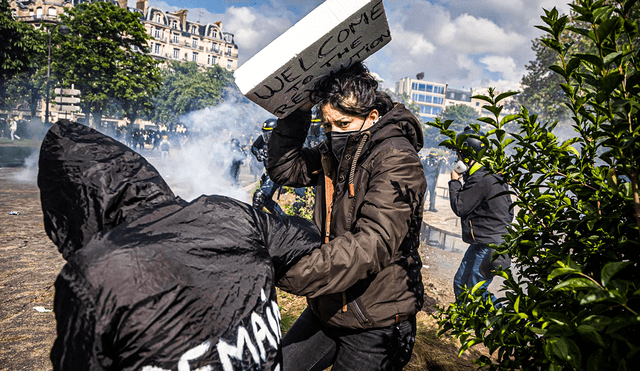 Manifestantes se protegen de ataque policial durante los enfrentamientos en Francia. Foto: EFE - Video: @Masleuu