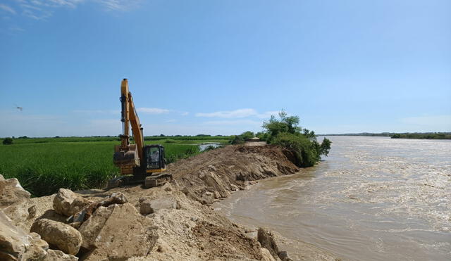 El río Chira se ha desbordado afectando viviendas. Foto: Almendra Ruesta