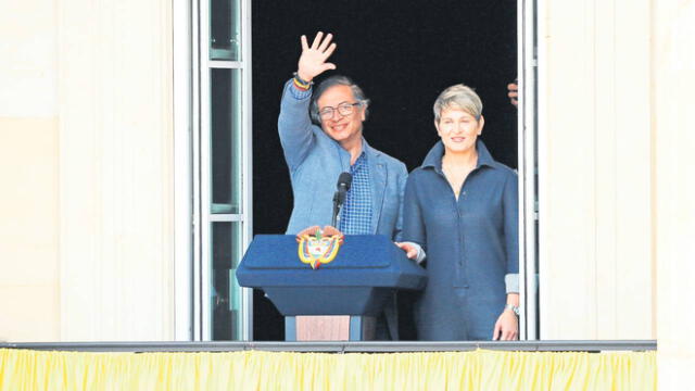 “Balconazo”. El presidente de Colombia, Gustavo Petro (i), saluda junto a su esposa, Verónica Alcocer, durante su discurso. Foto: EFE