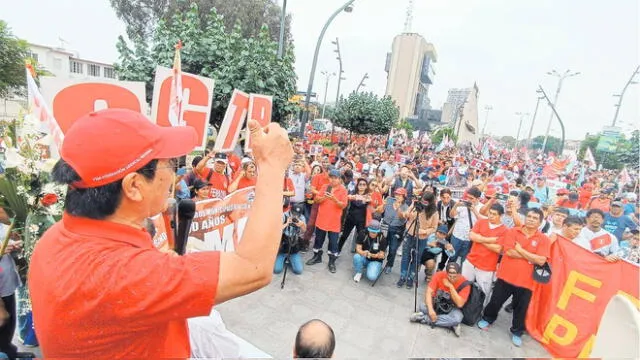En pie de lucha. Los trabajadores se movilizaron, como cada 1 de mayo, exigiendo mejoras en los salarios que hoy se encuentran mutilados por el golpe de la inflación. Foto: CGTP Perú/Twitter