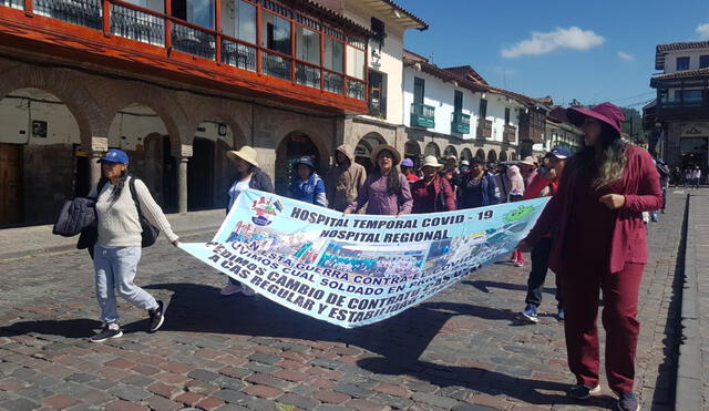 Reclamos. Trabajadores CAS Covid de Cusco salieron ayer a las calles exigiendo al gobierno nombramiento. En Puno también hubo movilizaciones. Foto: LR