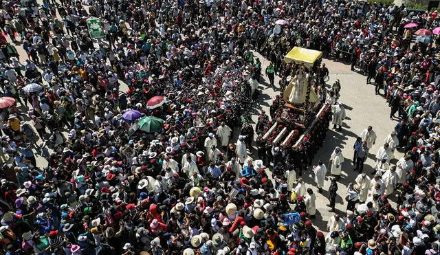 Masivo. Miles llegaron hasta el santuario de la Virgen de Chapi en el distrito de Polobaya para acompañar a la patrona de la ciudad. Foto: Rodrigo Talavera/ LR