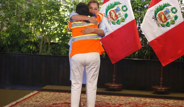 Isabel Cortez abrazó y recibió feliz la condecoración de manos de Dina Boluarte. Foto: Felix Contreras/La República