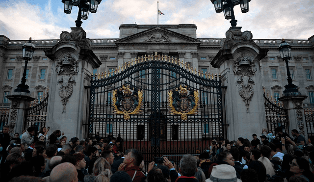 Según las autoridades británicas, se trató de una explosión programada realizada luego que un sujeto arrojara cartuchos de escopeta al palacio. Foto: AFP