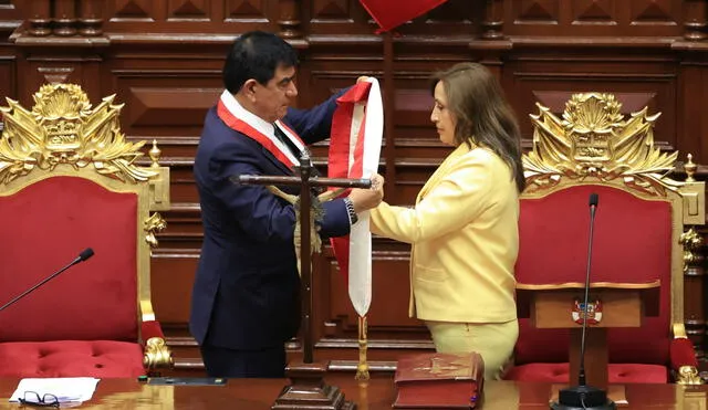 Boluarte Zegarra junto a Williams Zapata el día de su juramentación como primera mandataria. Foto: Presidencia