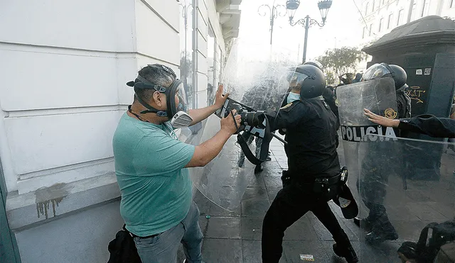 Violencia. La agresión contra los periodistas se dio para restringir su labor informativa. Foto: Marco Cotrina/LaRepública