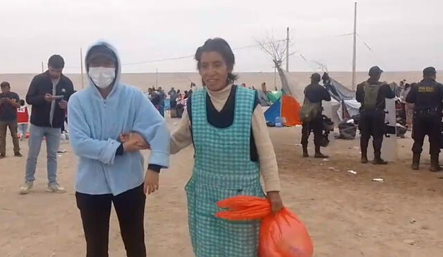 Mujeres llevaron chocolatada con panes para compartir con los extranjeros. Foto: captura/Radio RCC-video:RCC