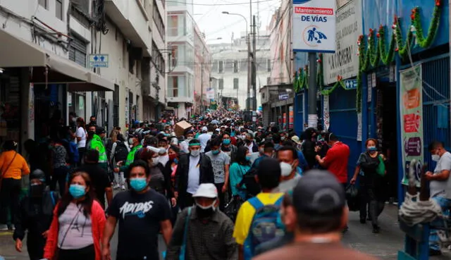 Hay 500 ambulantes registrados para la reubicación, afirma el alcalde de Lima. Foto: Andina
