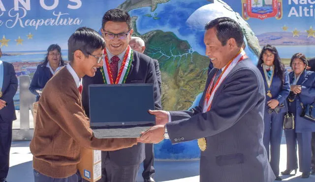 Entrega de laptops se realizó el jueves 27 de abril. Foto: Municipalidad de Azángaro