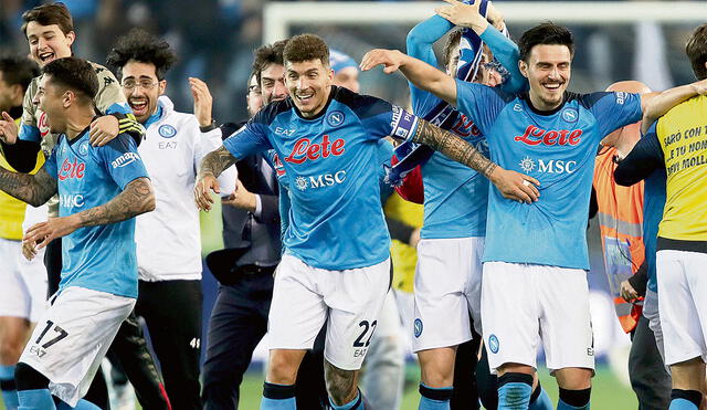 Contenido. El festejo del plantel del Napoli luego de conseguir el ansiado título de la Serie A. Foto: EFE