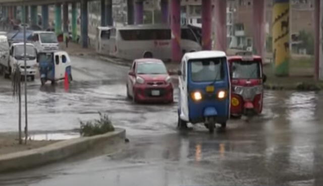 Conductores y peatones afectados por inundación de bypass de la avenida Pachacútec. Foto: captura de Panamericana TV
