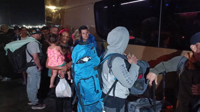Ciudadanos extranjeros son trasladados a un albergue a la espera del vuelo humanitario que los regresará a Venezuela. Foto: Liz Ferrer Rivera / La República.