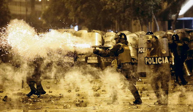 Uso excesivo. Existe una gran cantidad de videos y fotos que ilustra la reacción de las fuerzas del orden frente a las protestas contra el Ejecutivo y el Congreso. Foto: EFE