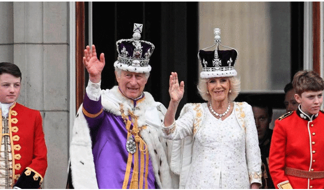 El rey Carlos III y la reina Camila saludan desde el balcón del Palacio de Buckingham tras ser coronados. Foto: AFP