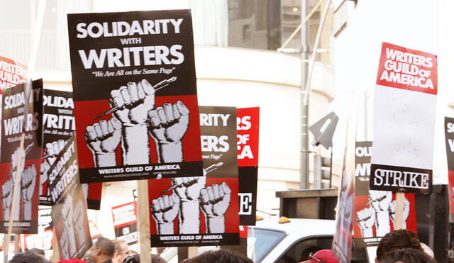 Guionistas de grandes productoras como Amazon, Disney, Netflix, Paramount, Warner Bros, entre otros siguen de huelga. Foto: AFP