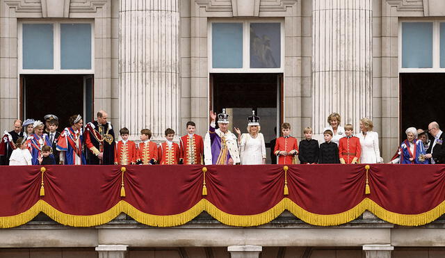 Poder. El rey Carlos III de Gran Bretaña con la corona del estado imperial y la reina Camila de Gran Bretaña junto a la familia real en el balcón del Palacio de Buckingham, en Londres. Foto: AFP