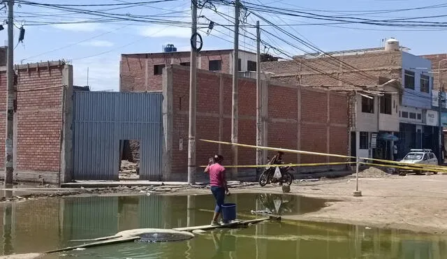 El colapso de los desagües no solo afecta a la población, sino también a colegios que ha suspendidos sus clases. Foto: Rosa Quincho / URPI-La República