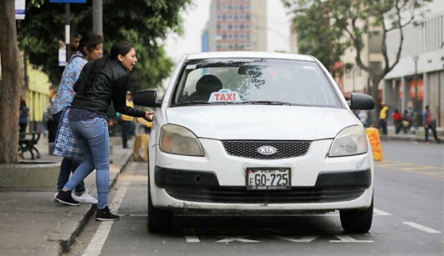 Actualmente, los autos colectivos funcionan de manera informal en Lima. Foto: Andina