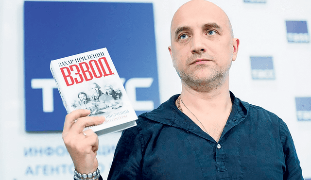 Blanco. Zajar Prilepin posa con uno de sus libros en febrero de 2017, en Moscú. Foto: El País