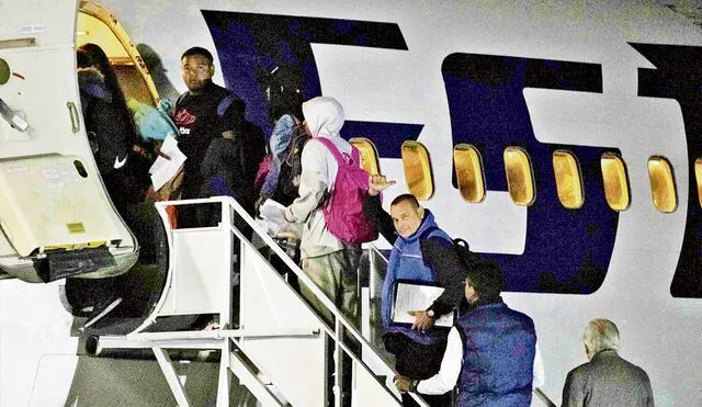 Se acabó la espera. Decenas de venezolanos abordaron el avión que los llevará de regreso a su patria. Esperan que el Gobierno de Maduro no los abandone. Foto: difusión