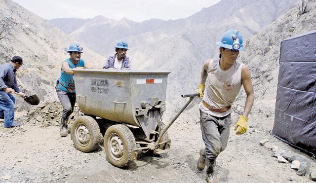 Proceso lento. En Arequipa no llegan a 2 mil los mineros artesanales que se han formalizado de cerca de 15 mil que se tienen registrados. Foto: LR