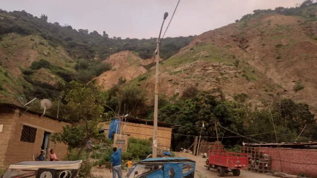 Población teme por sus vidas, en caso se produzca un alud del cerro en el caserío Tanín. Foto: difusión